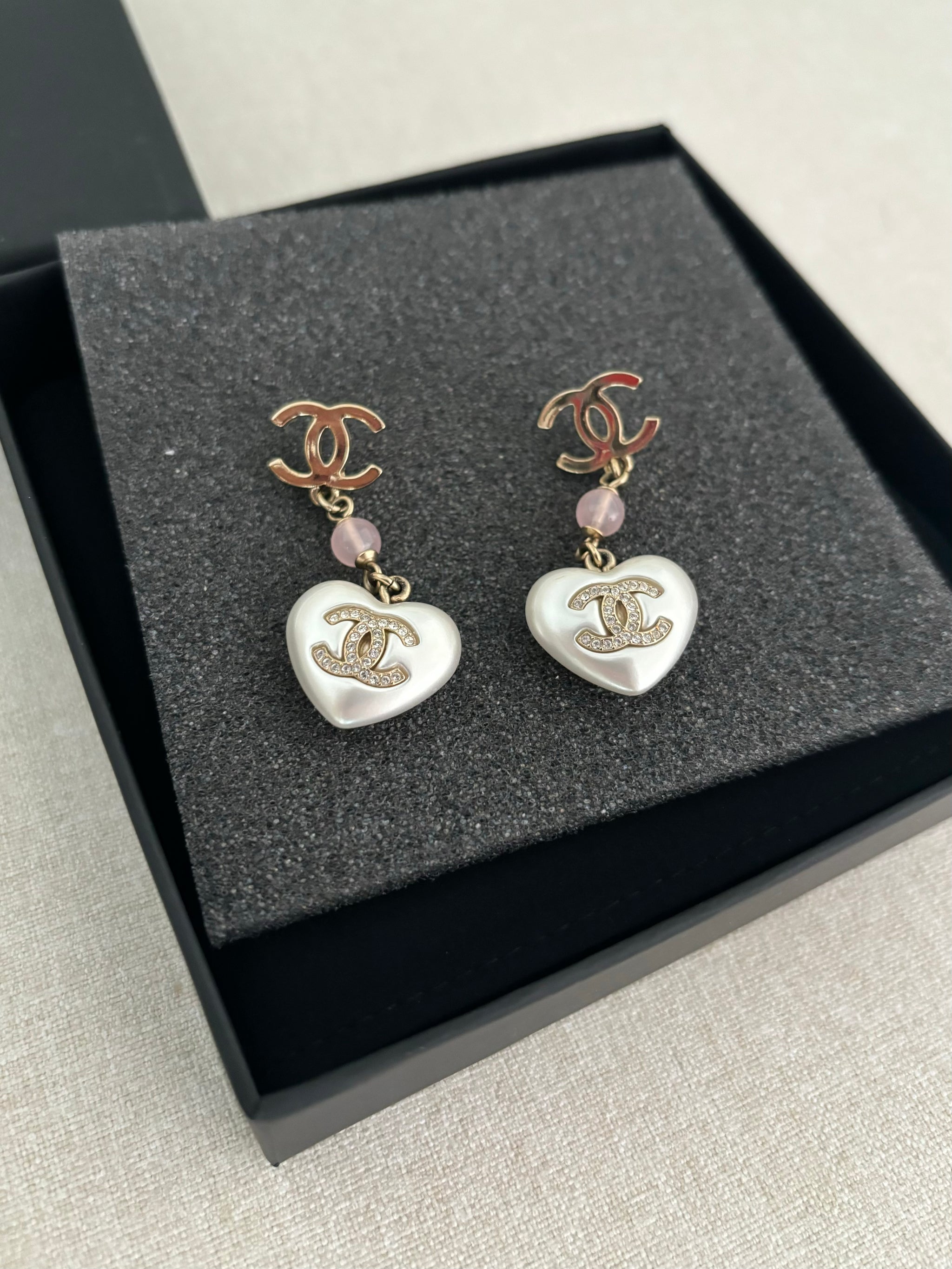 Pre-owned CHANEL WHITE/GOLD TONE PEARL HEART SHAPED DROP EARRINGS
