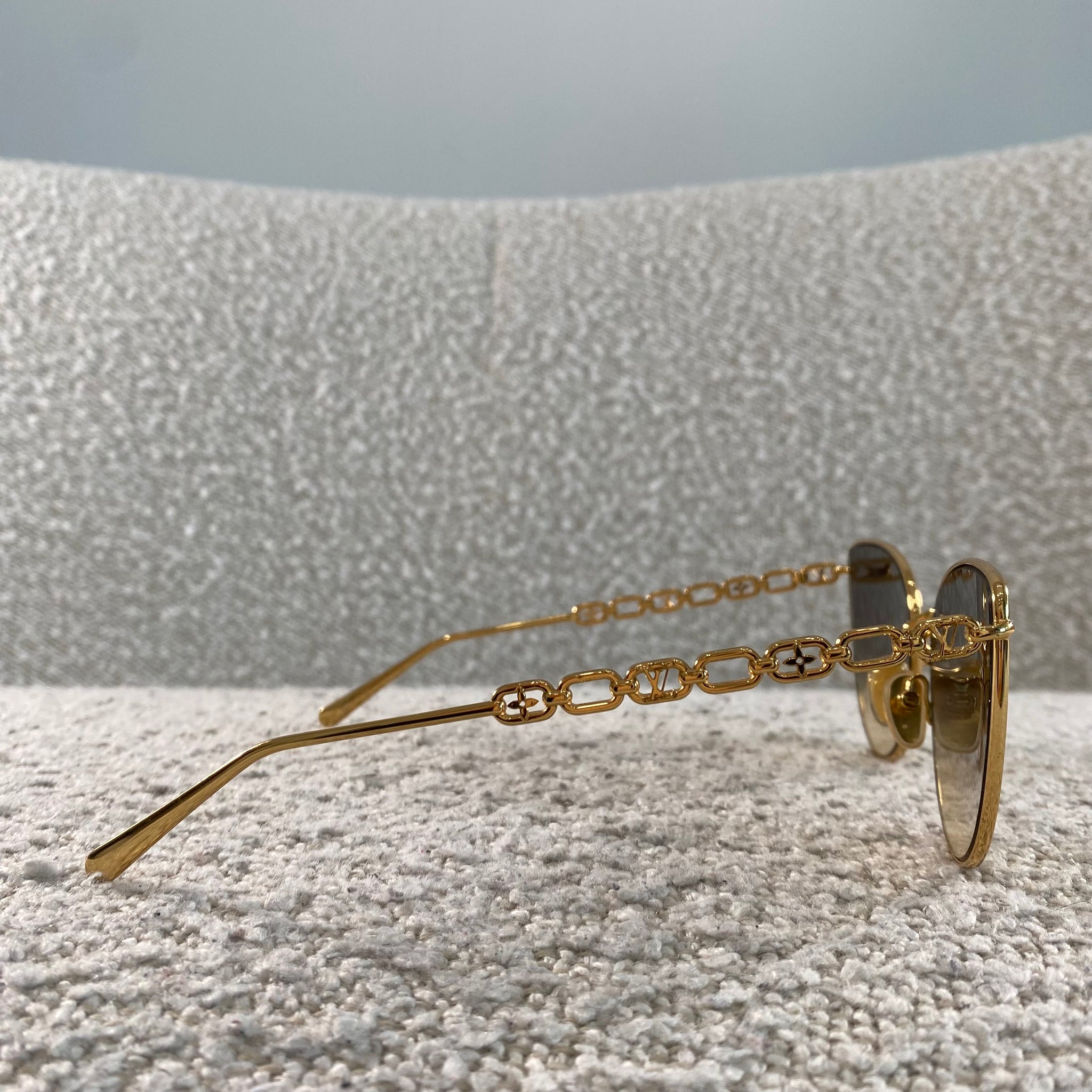 ChaCha LOUIS VUITTON ゴールドチェーン サングラス Pre-owned Louis Vuitton Gold-Tone Chain Detail Cat-Eye Sunglasses