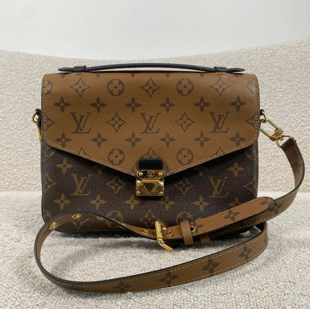 Pre-owned Louis Vuitton Pochette Métis Bag Reverse Monogram