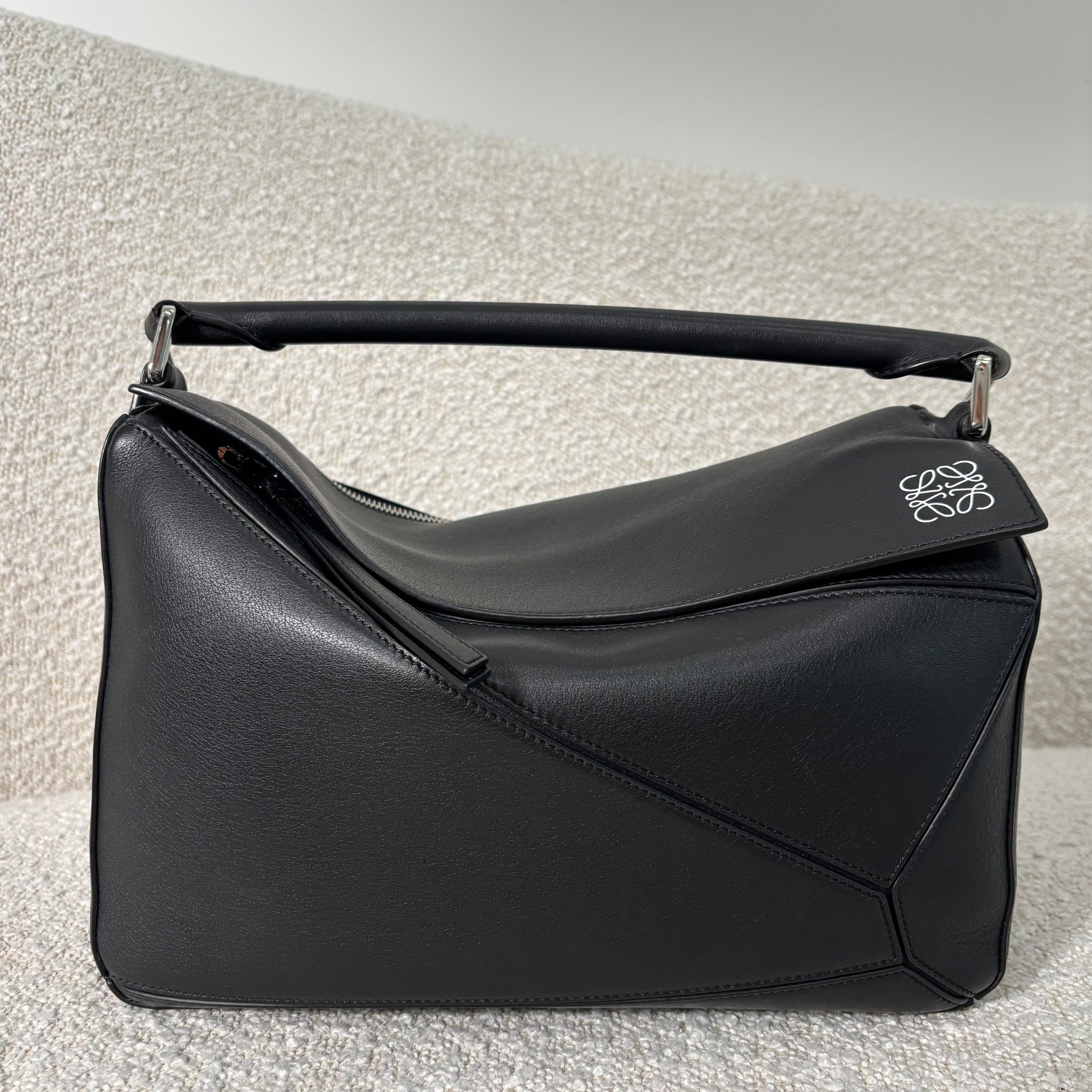 LOEWE ブラック レザー ケース Pre-owned Loewe Puzzle Bag Black Medium – Beccas Bags