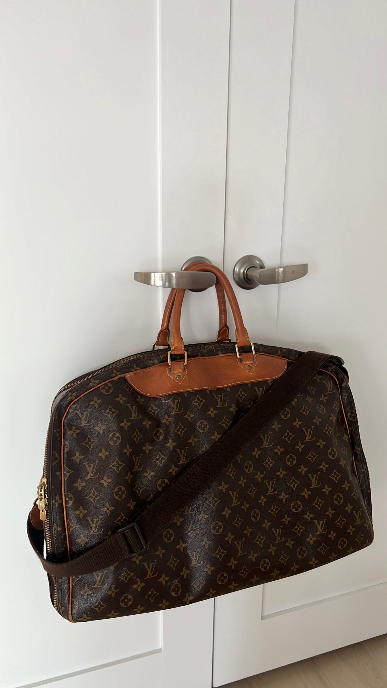 Louis Vuitton Alize Heures 24 Bag