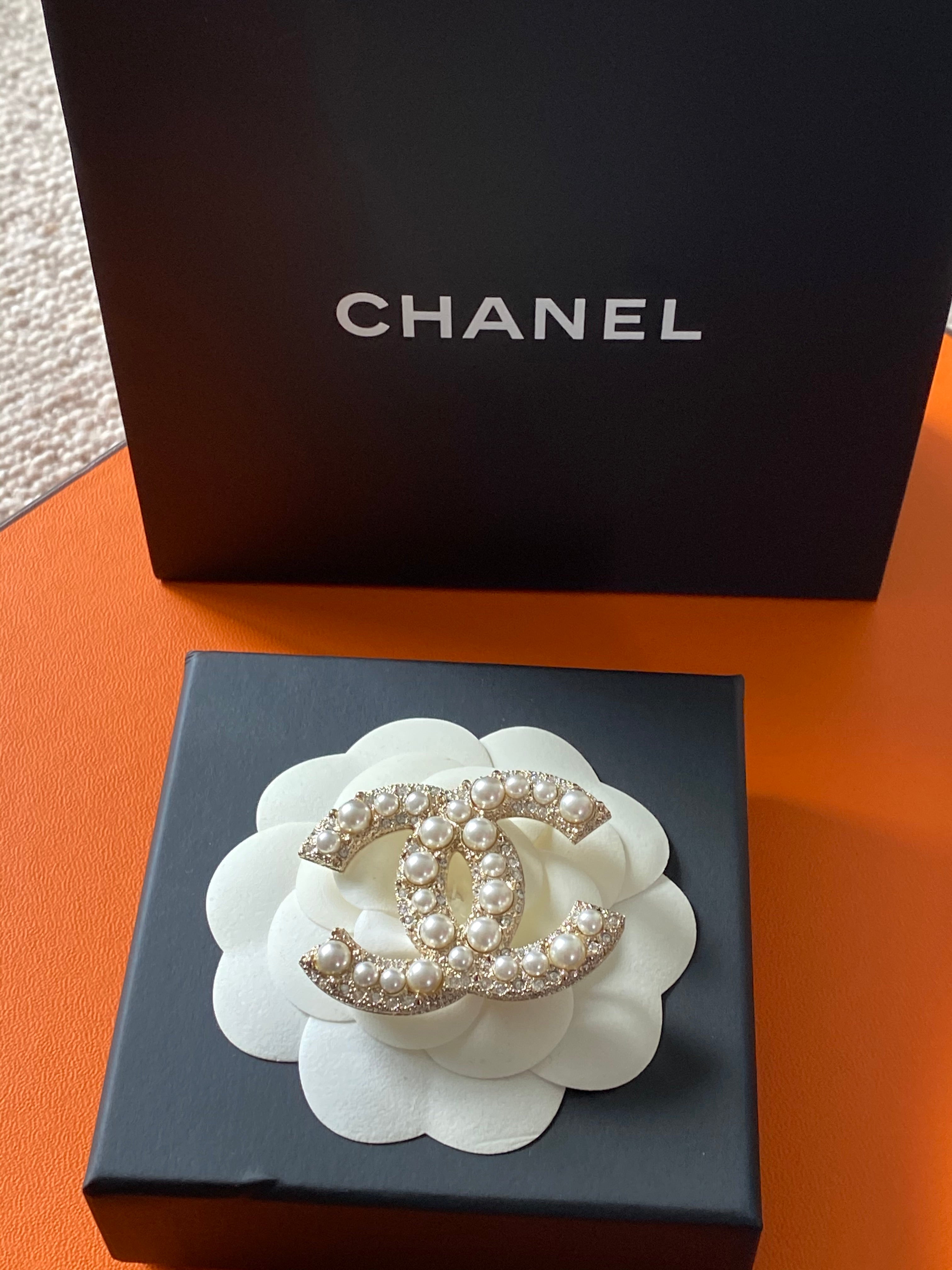Chanel brooch – Beccas Bags