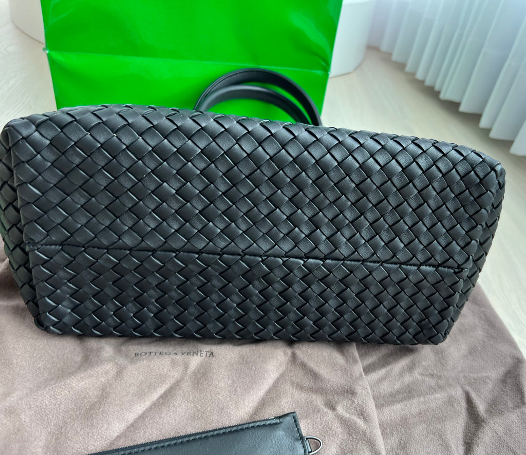 Bottega Veneta® Medium Intrecciato Briefcase in Black. Shop online