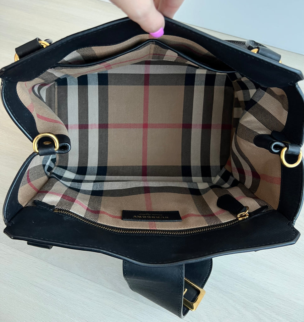 Buckle hotsell tote burberry