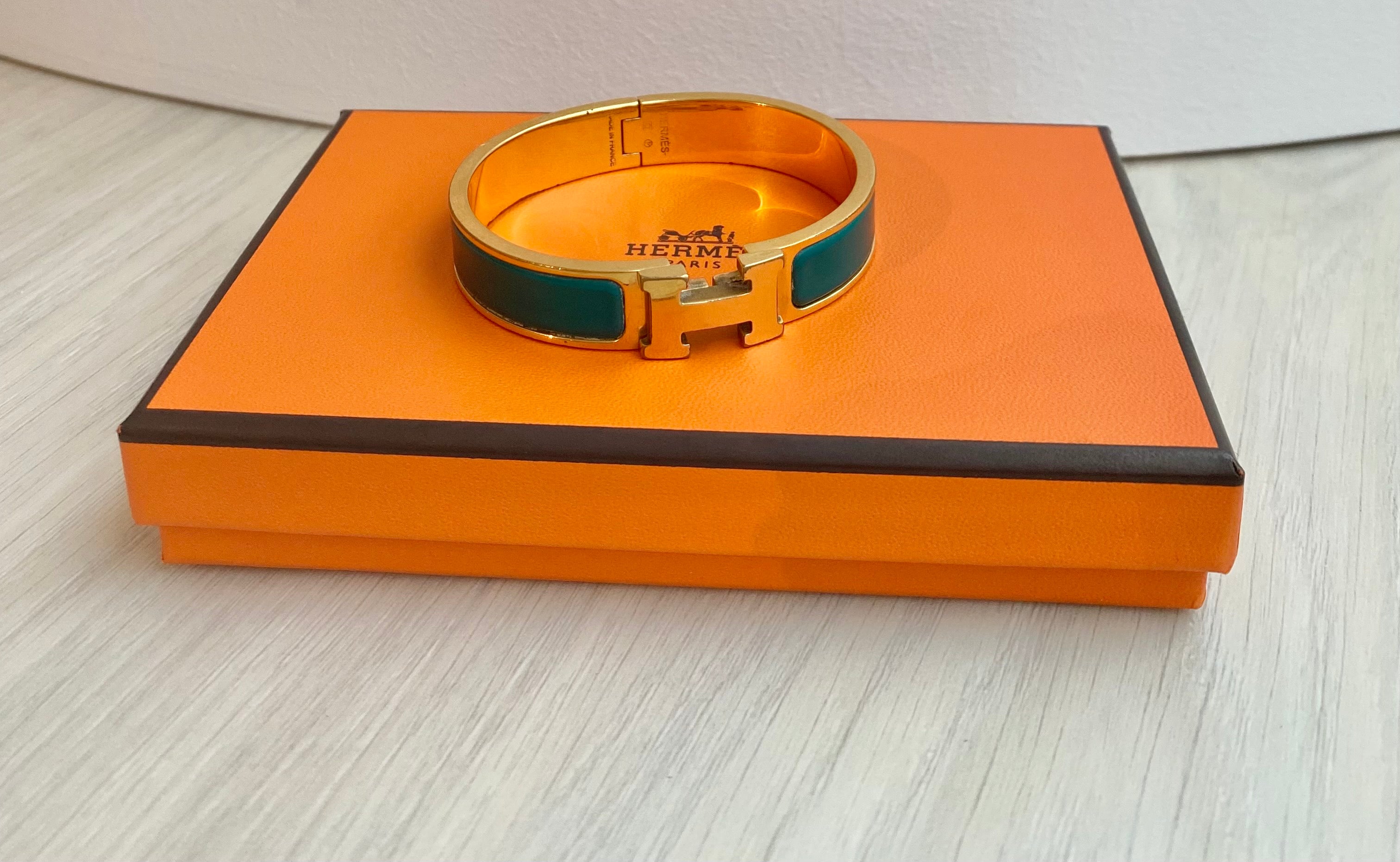 Hermès Set of Two Horse and Carriage Themed Wide Printed Enamel Bracelets  Size PM (65) | Handbags and Accessories Online | 2019 | Sotheby's